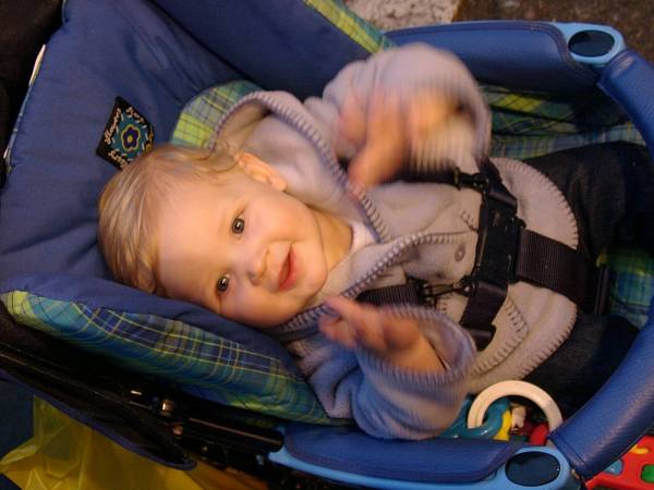03100047_Emma_Clapping.jpg (35251 bytes)