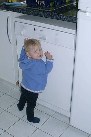 03170013_Emma_StandingDishWasher.jpg (15973 bytes)