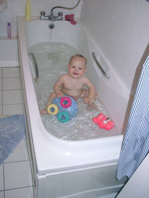 03230003_Emma_EnjoyingBath.jpg (14566 bytes)