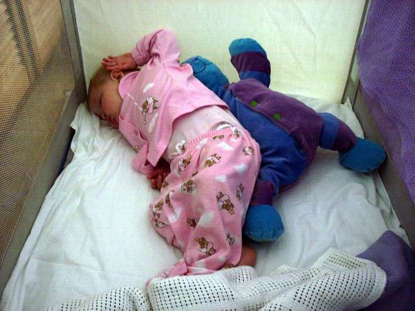 04080003_Emma_SleepingFred.jpg (46114 bytes)