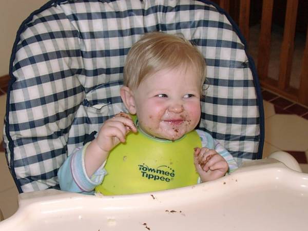 04140003_Emma_EatingDonut.jpg (36185 bytes)